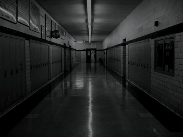 ممرّ بين الصفوف في أحد المدارس، أشبه بممرات السجون.
